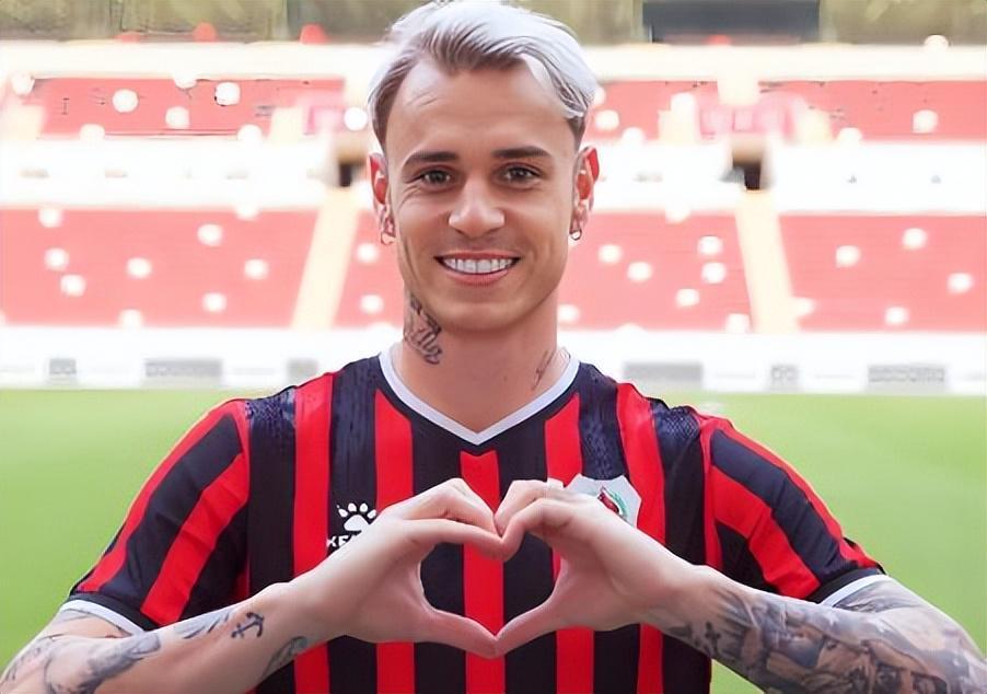 开云体育下载-上港队冬训还会给小将冒头机会，三人被球迷点名看好，值得期待